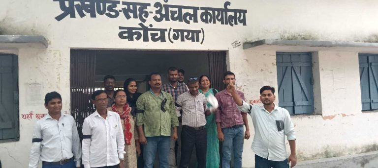 प्रखंडकर्मियों ने काली पट्टी लगा कर जताया विरोध