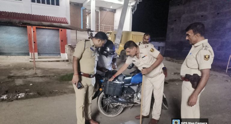 एसपी के नेतृत्व में जिले में चला वाहनों व दुकानों की जांच