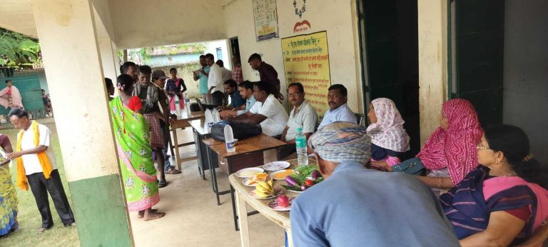 योजनाओं के लाभ लेने के लिए शिविर में जुटी भीड़