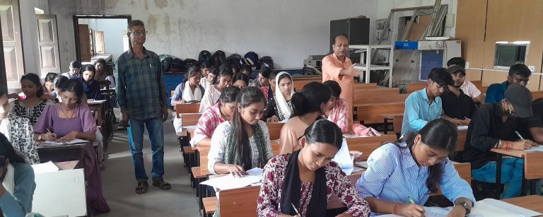 Madhubani  : डिग्री कॉलेजों में स्नातक तृतीय सेमेस्टर की प्रायोगिक परीक्षा शुरू