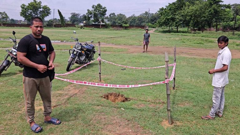 Dhanbad News : मुरलीडीह के बीबीएम स्टेडियम बना गोफ, बैरिकेडिंग