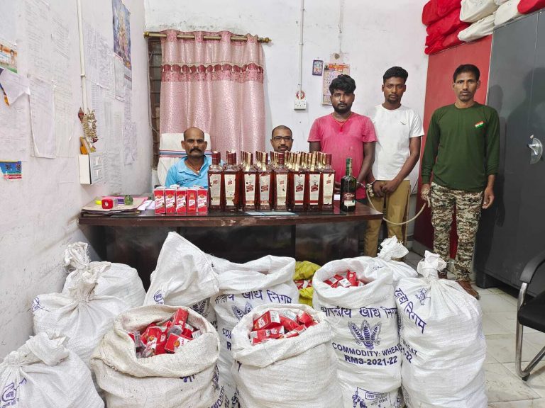 341 लीटर विदेशी शराब के साथ चालक व उपचालक गिरफ्तार, पिकअप जब्त