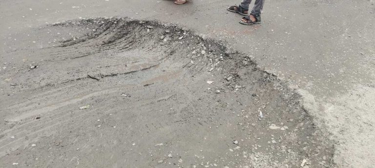 गेड़ाबाड़ी में एनएच 31 का सर्विस रोड धंसा, दुर्घटना की आशंका