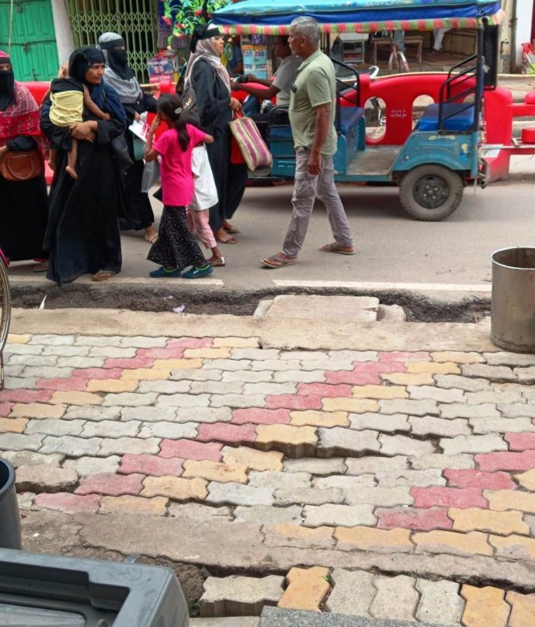 धांधली : निर्माण कार्य की गुणवत्ता हो रही तार-तार, पहली ही बारिश में ध्वस्त हो गया पेवर ब्लॉक