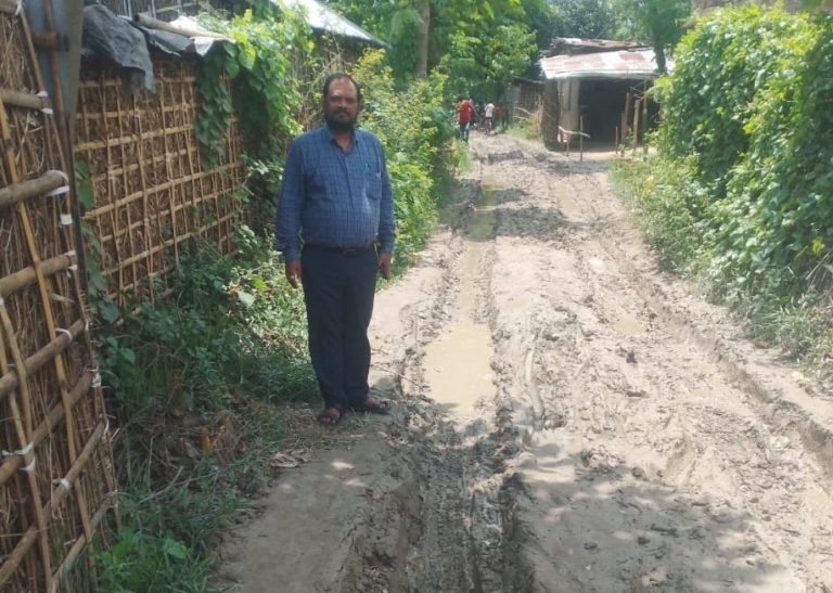 सड़क स्थिति दयनीय, बीडीओ ने किया निरीक्षण