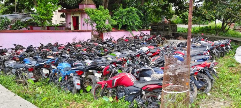 नीलामी के अभाव में थानों में कबाड़ बन रही सैकड़ों जब्त गाड़ियां