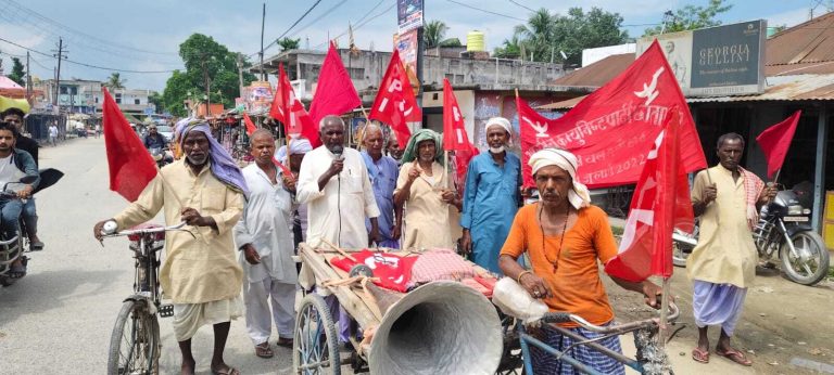 भाकपा कार्यकर्ताओं ने किया विरोध प्रदर्शन, केंद्र सरकार के खिलाफ की नारेबाजी