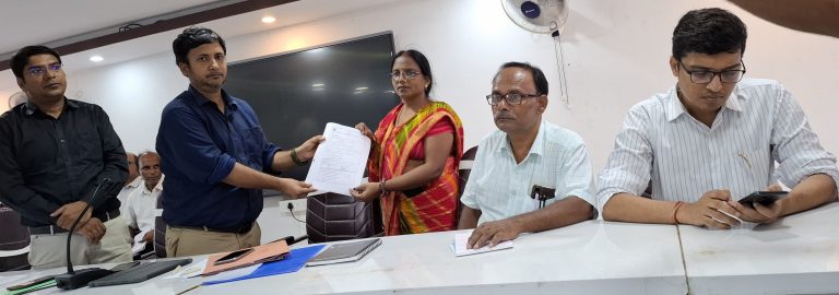 एसडीएम ने कर्मियों को भारत निर्वाचन आयोग के निर्देशों का पढ़ाया पाठ