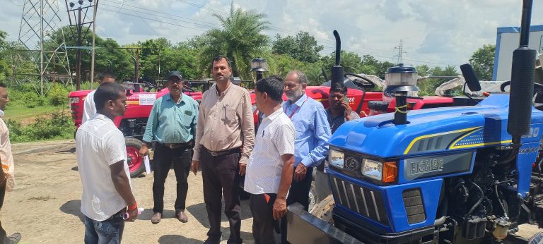 Deoghar News : प्रदर्शनी में किसानों को दी गयी कृषि यंत्र की जानकारी