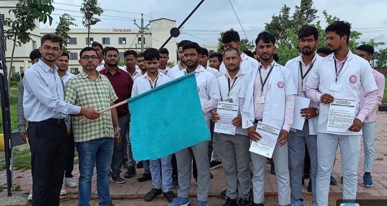 बी-फार्मा के विद्यार्थी व्यावसायिक प्रशिक्षण के लिए रवाना