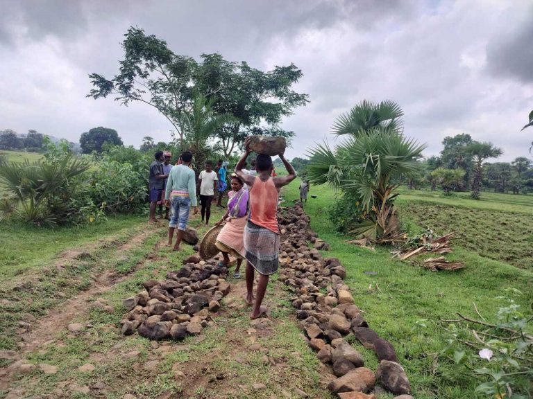 जब उम्मीदें टूटीं, तो ग्रामीणों ने खुद बनायी राह