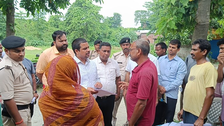 भीमनगर पंचायत के बूथ का डीएम ने किया निरीक्षण