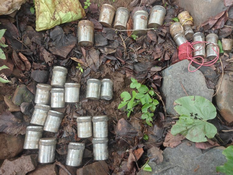 Seraikela Kharsawan News : जंगल से भारी मात्रा में केन बम और विस्फोटक बरामद