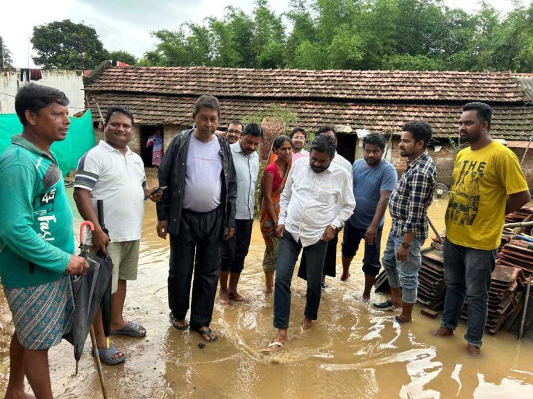 East Singhbhum News : चाकुलिया : आसमान से बरसी आफत, 127.6 मिमी बारिश हुई, घरों में घुसा पानी