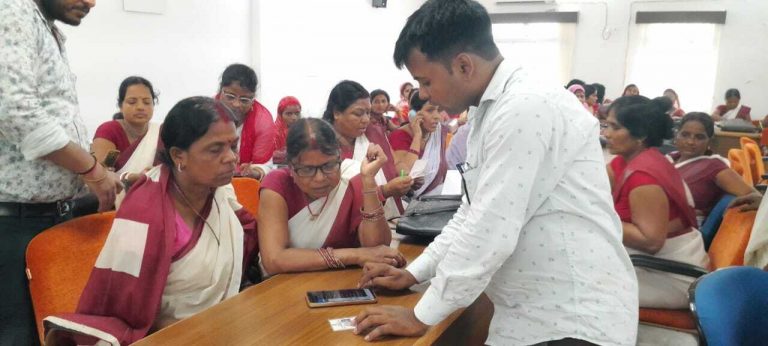 विशेष गहन पुनरीक्षण कार्यक्रम के तहत सेविका को दी गयी ट्रेनिंग