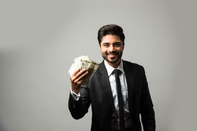 नोटों की गड्डी से खेलते हैं इस महीन में जन्मे हुए लोग, जान जाएंगे तो आप भी ढूंढेंगे इन्हें
