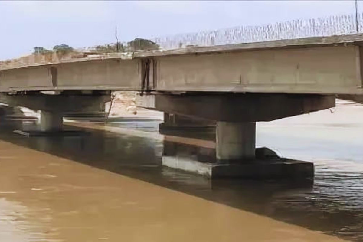 kishanganj flood news| Incomplete bridge constructed on Mechi river in Bihar is causing problems to people,