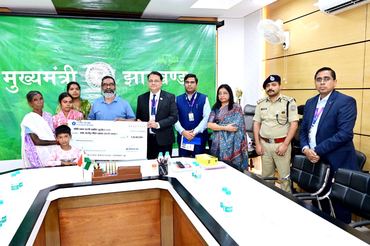 martyred Sunil Dhan family with hemant soren