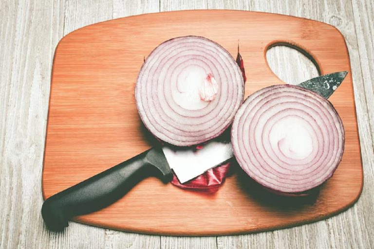 Onion Cutting Tips: आधा भारत नहीं जानता प्याज काटने का सही तरीका, जान जाएगा तो रुक जाएंगे आंसू