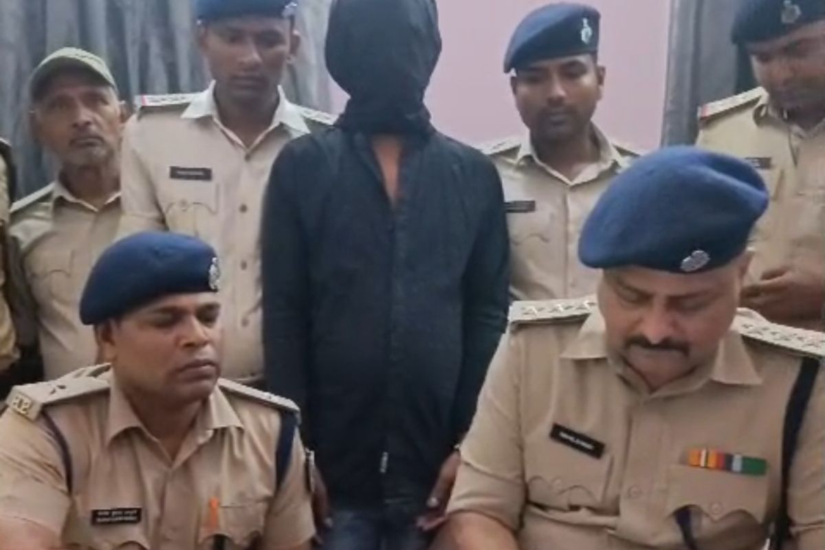 गिरफ्तार आरोपी के साथ पुलिस