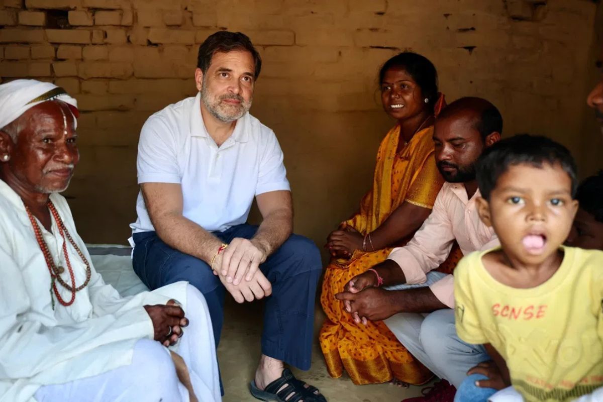 दशरथ मांझी के परिवार के साथ राहुल गांधी