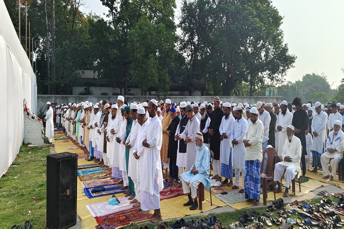 बकरीद पर नमाज अदा करते लोग
