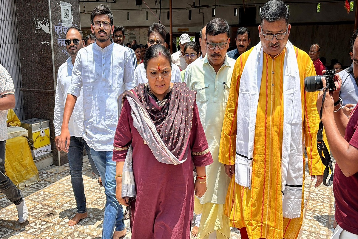 मंदिर-परिसर-में-मंत्री-दीपिका