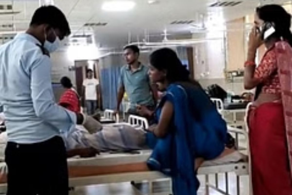 मरीज को स्लाइन लगाते सुरक्षा गार्ड