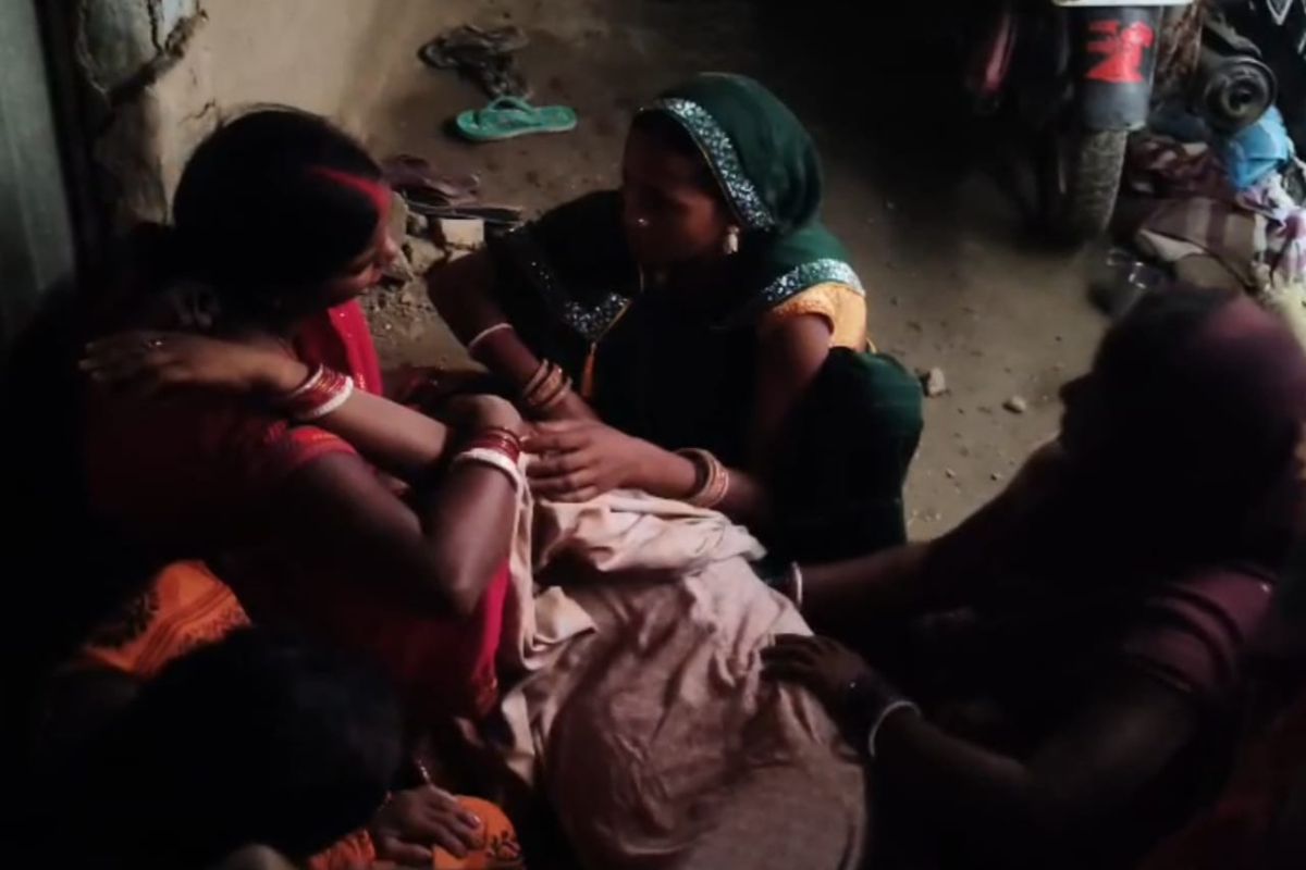 रोते बिलखते परिजन