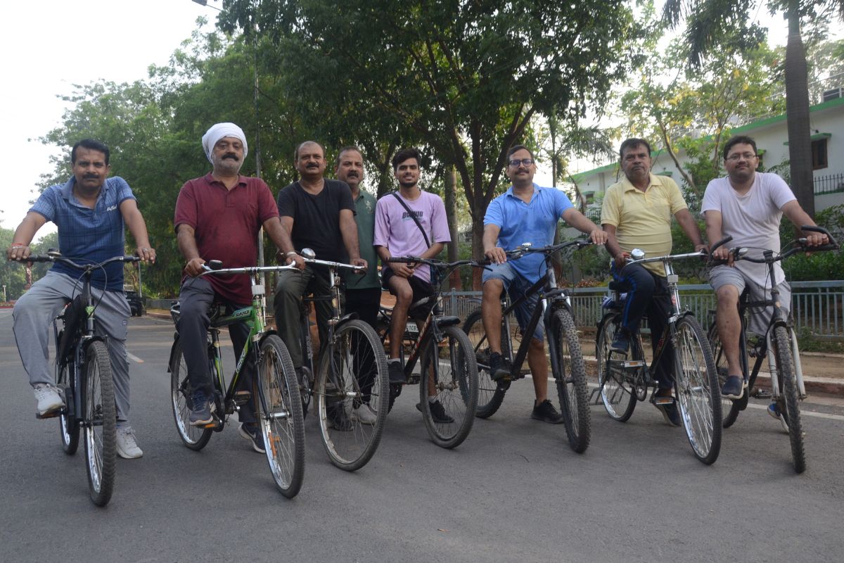 साइकिल चलाते हुए लोग