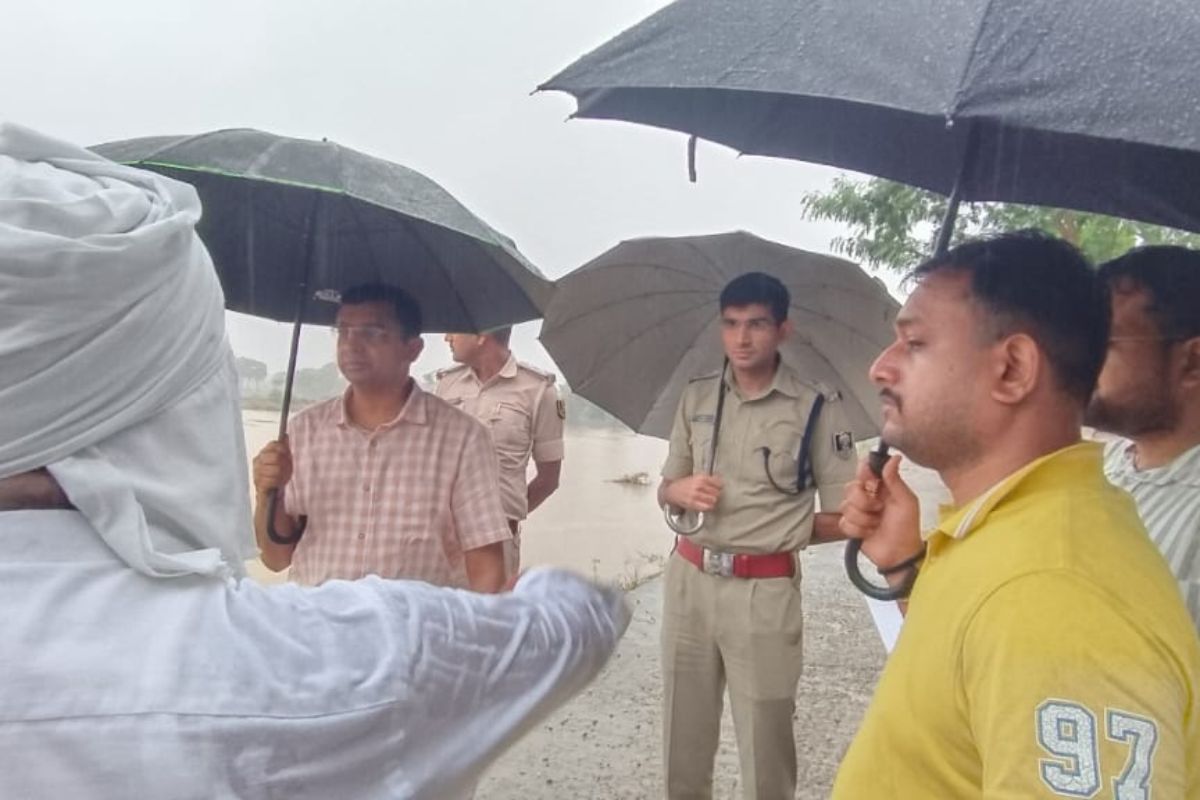 स्थिति का जायजा लेते प्रशासन के अधिकारी
