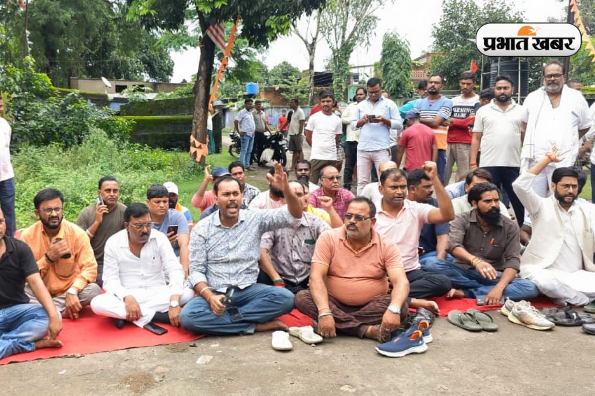 Bhurkunda News BJP MLA on Dharna for Release of Rajesh Sinha