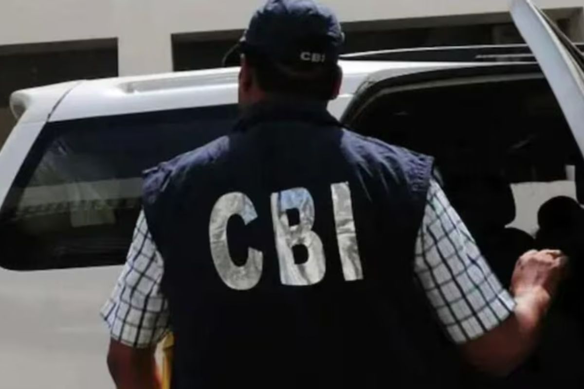 CBI Raid| CBI team arrested three people including an IRS officer while taking 2 lakh bribe in Patna