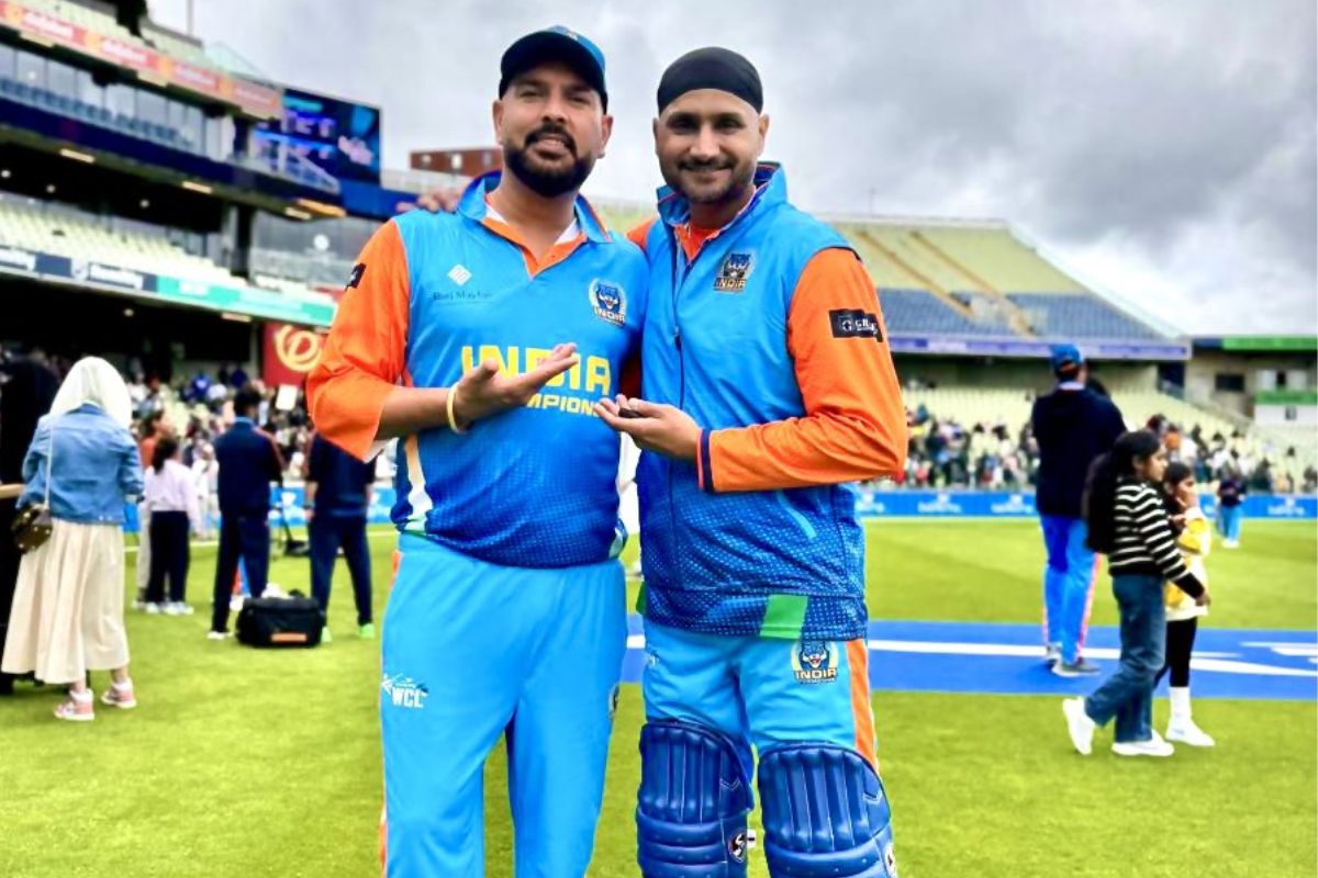 Harbhajan Singh Trolled for Visiting Pakistani Restaurant