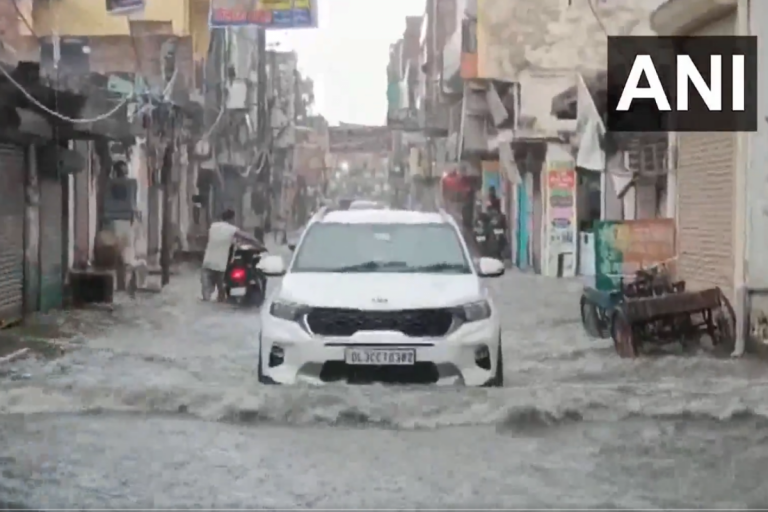 Delhi Weather: दिल्ली में भारी बारिश का रेड अलर्ट, एयरलाइन्स ने जारी की एडवाइजरी