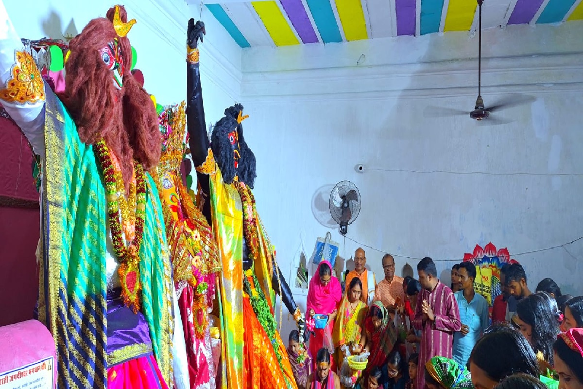 Devotees worshipping maa bipadtarini