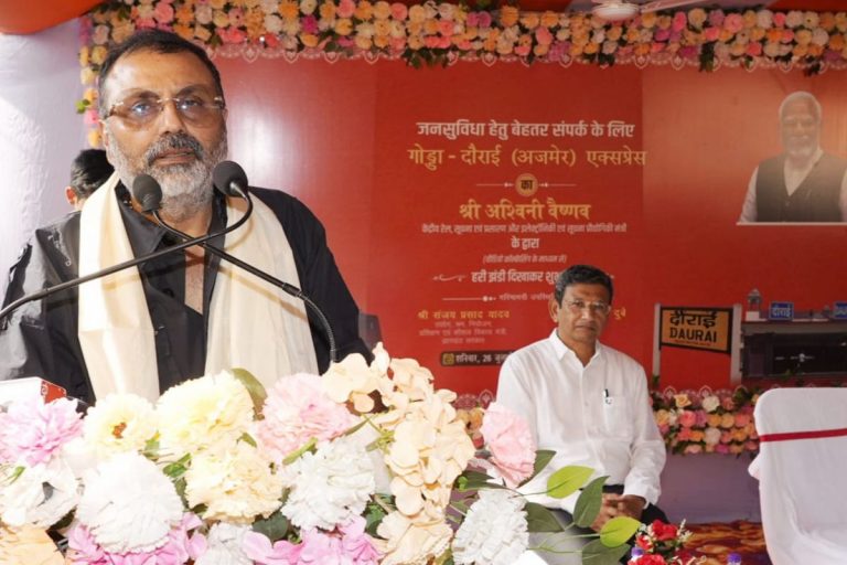 खाटू श्याम जाना हुआ आसान, गोड्डा से अजमेर के लिए रवाना हुई ट्रेन, डॉ निशिकांत दुबे ने दिखायी हरी झंडी