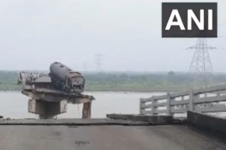 गुजरात में बड़ा हादसा 8 की मौत, भरभराकर गिरा पुल, देखें वीडियो