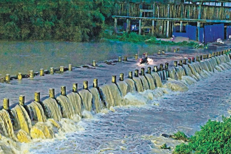 Heavy Rain Havoc: देवघर में भारी बारिश से जन-जीवन अस्त-व्यस्त, सारठ और पालोजोरी में ढहे घर
