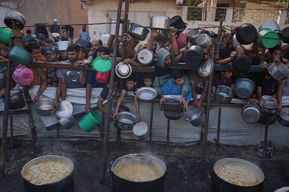 Palestinians struggle to get donated food at Gaza