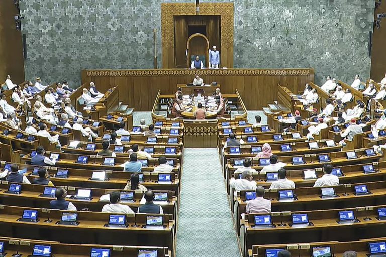 Parliament: बिहार में एसआईआर को लेकर संसद में विपक्ष का हंगामा जारी