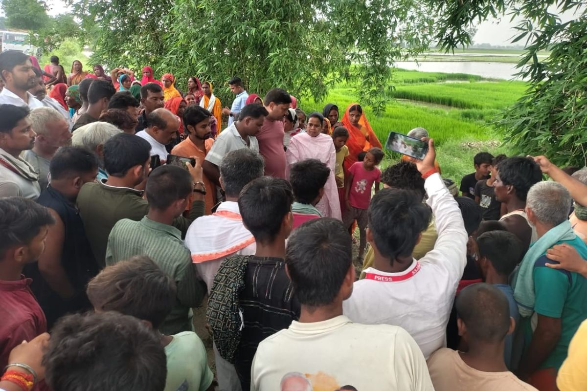 घटनास्थल पर लगी भीड़