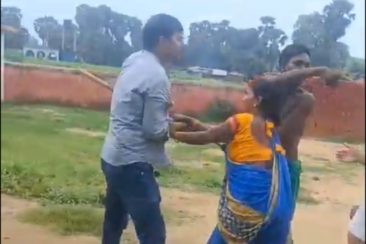 शिक्षक को मारते परिजन