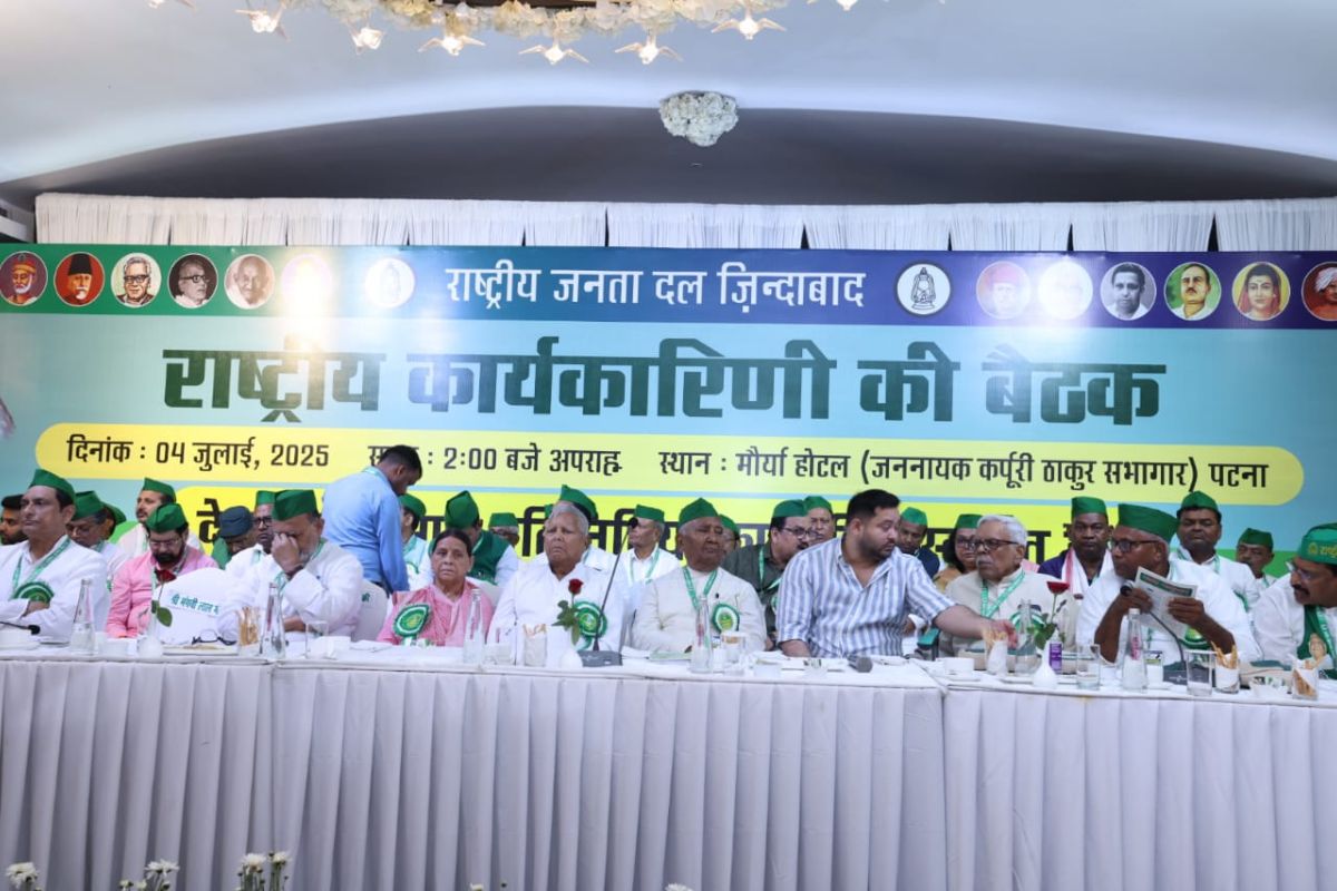 बैठक में शामिल होते राजद नेता