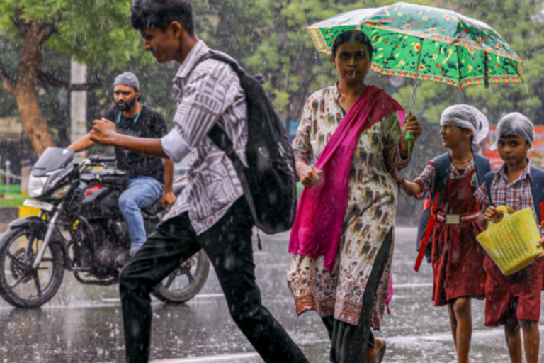 Rajasthan Weather: राजस्थान में भारी बारिश का रेड अलर्ट, स्कूलों में हुई छुट्टी