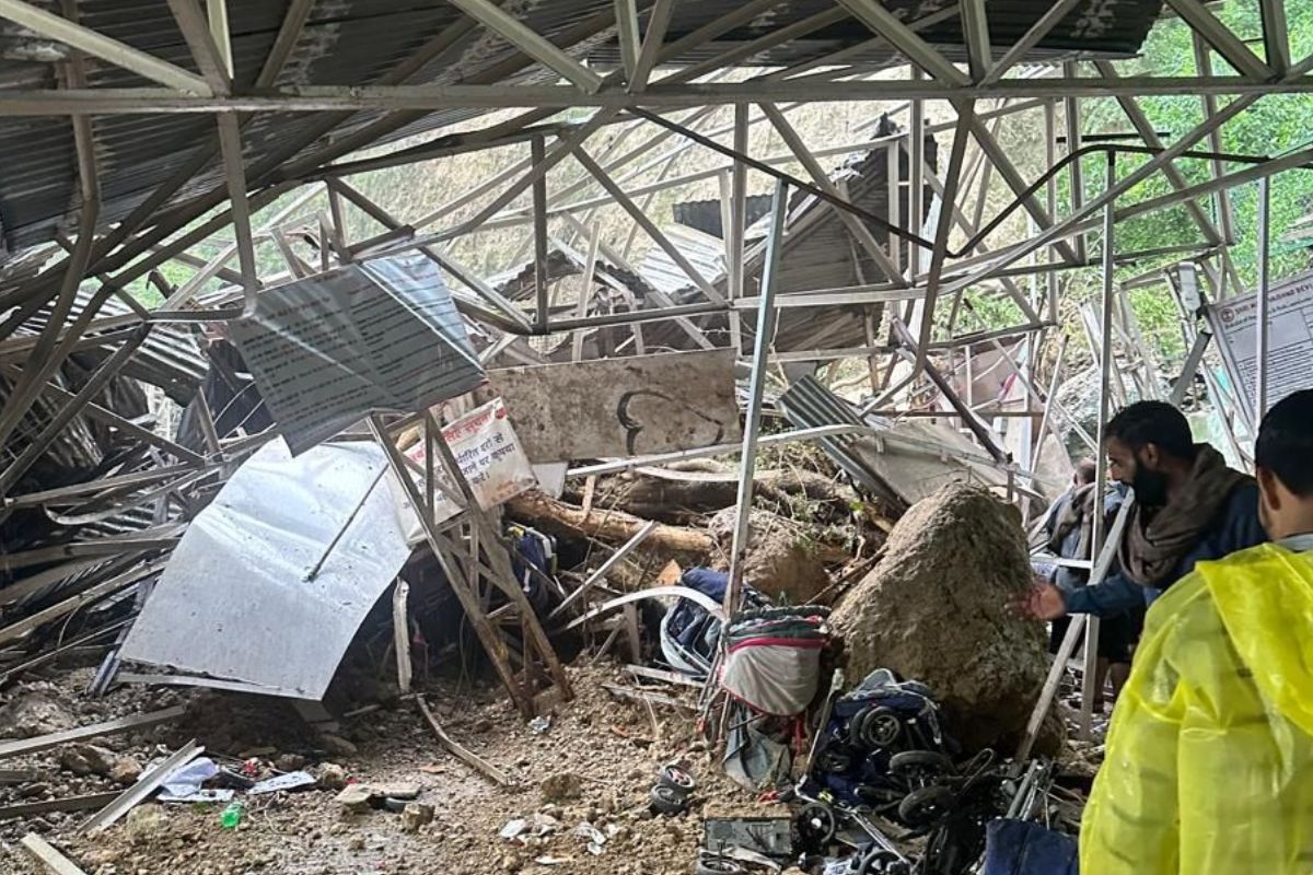 Jammu kashmir due to heavy rain landslide on katra vaishno devi yatra route