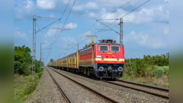 Indian Railway: यात्रियों की बढ़ी परेशानी, इस रूट की 17 ट्रेनें कैंसिल, देखें पूरी लिस्ट