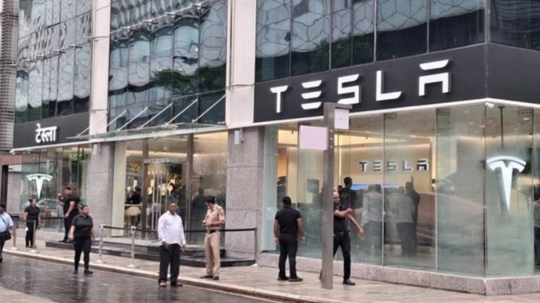Tesla Car Price in India: अब भारत की सड़कों पर दौड़ेंगी टेस्ला की कार, यहां खुला पहला शोरूम, जानिए कितनी होगी कीमत