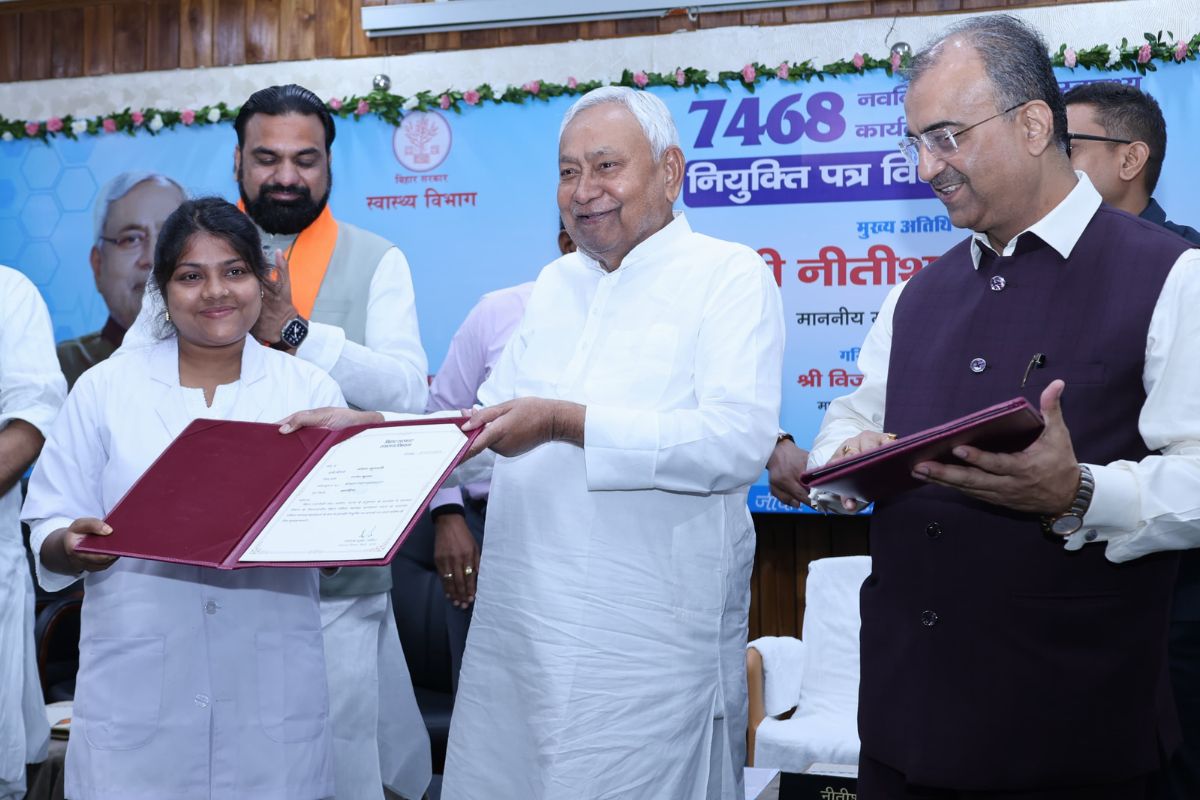 CM Nitish handed over appointment letters to 7468 ANMs