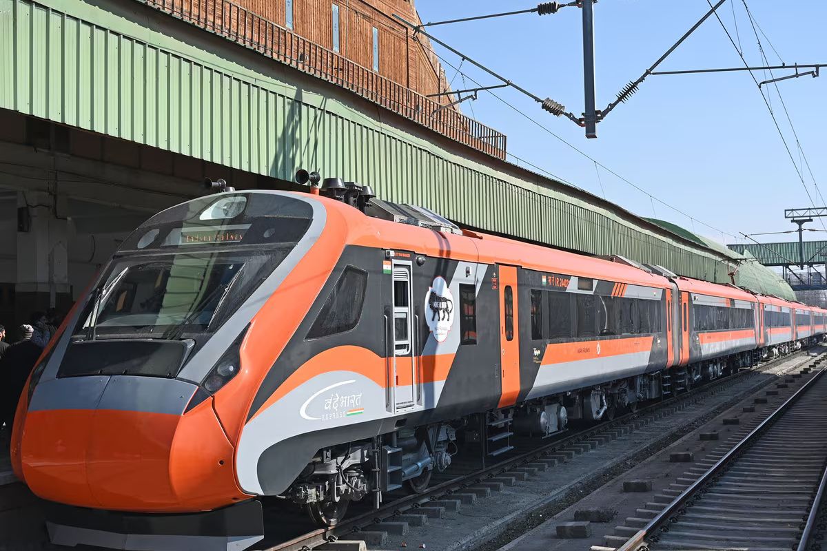 Now stones were pelted on Vande Bharat Train in Bihar
